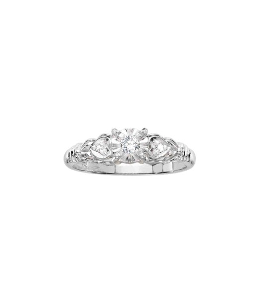 White Gold Round Diamond Engagement Ring With Heart Design en stock