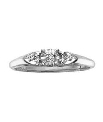 White Gold Three-Stone Round Diamond Engagement Ring with Heart Accents solde