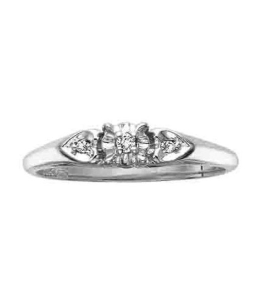 White Gold Three-Stone Round Diamond Engagement Ring with Heart Accents solde